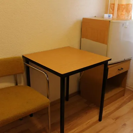 1 - 4-raum-wohnung Mit Kueche Und 2 Wc Duschen In Ohrdruf-crawinkel Apartment