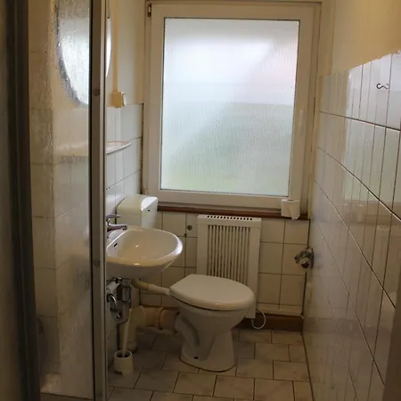 Apartment 1 - 4-raum-wohnung Mit Kueche Und 2 Wc Duschen In Ohrdruf-crawinkel *