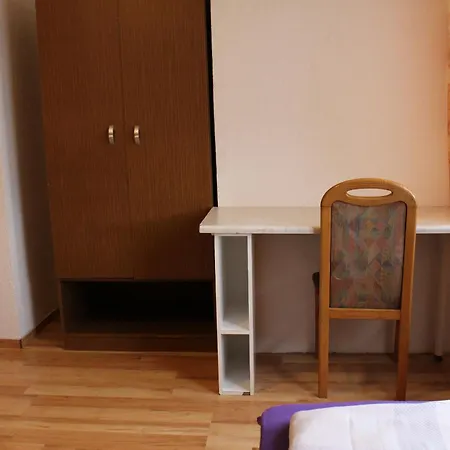 Apartment 1 - 4-raum-wohnung Mit Kueche Und 2 Wc Duschen In Ohrdruf-crawinkel